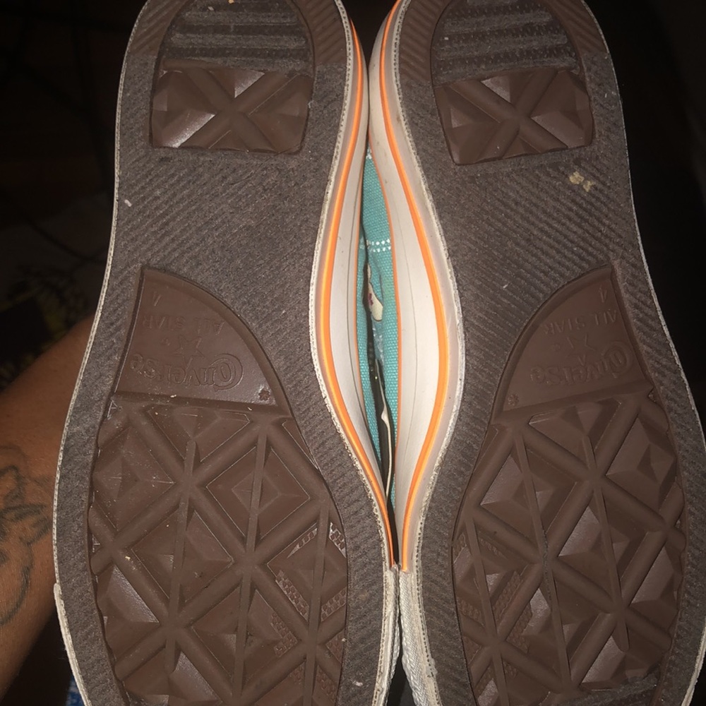 Women’s size 6 Lowtop Converse sneakers - Picture 4 of 4